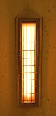 Der WEISSLICHT+ Infrarotstrahler eingebaut in einem Eck-Einbaumodul mit vorgebautem Ber�hrungs-Schutzgitter